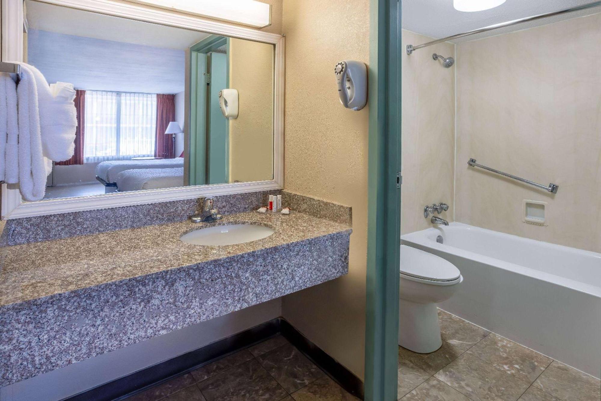 Ramada By Wyndham Rome - Verona Exteriör bild