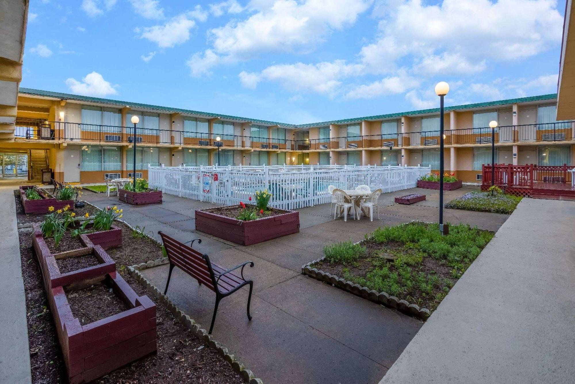 Ramada By Wyndham Rome - Verona Exteriör bild