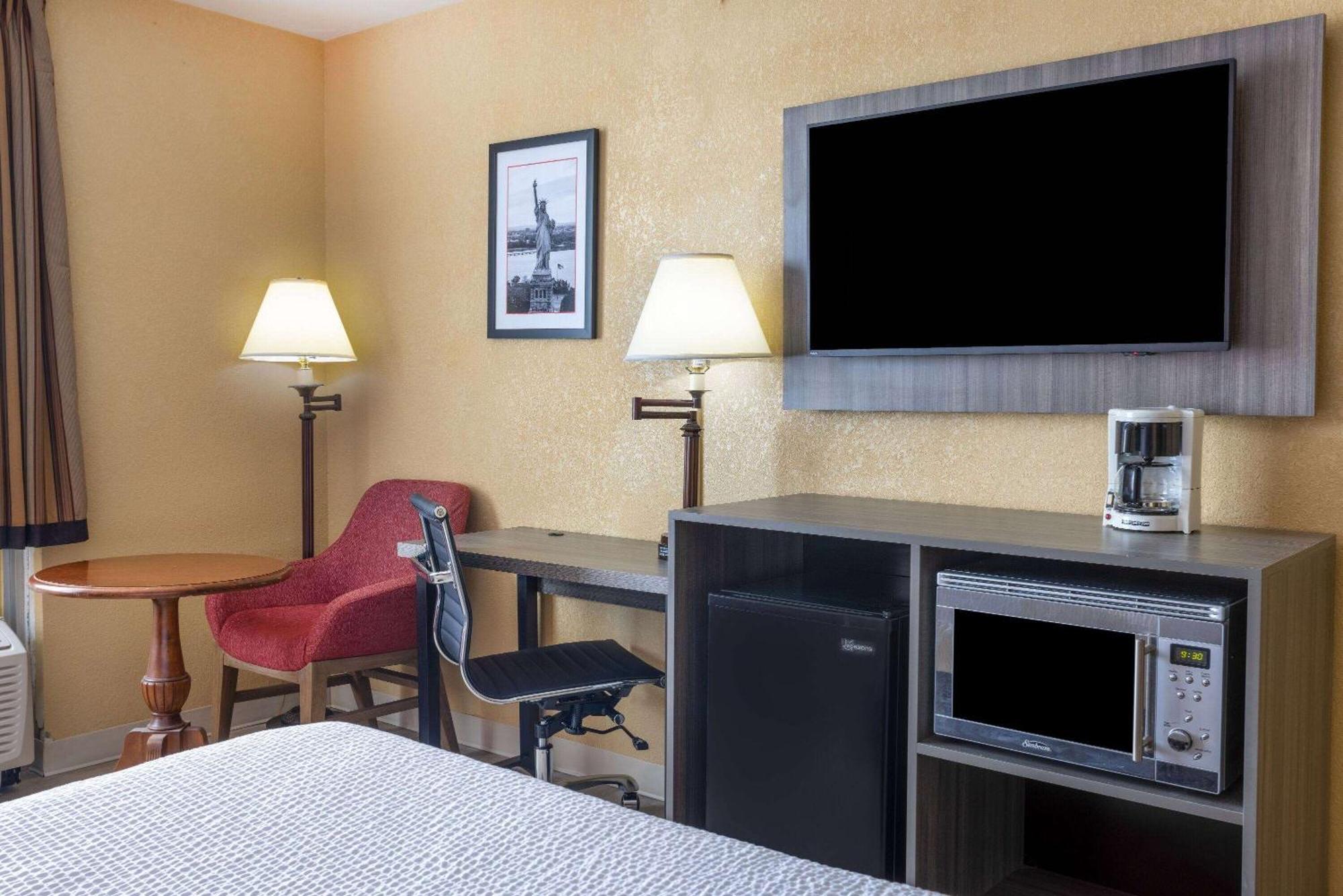 Ramada By Wyndham Rome - Verona Exteriör bild