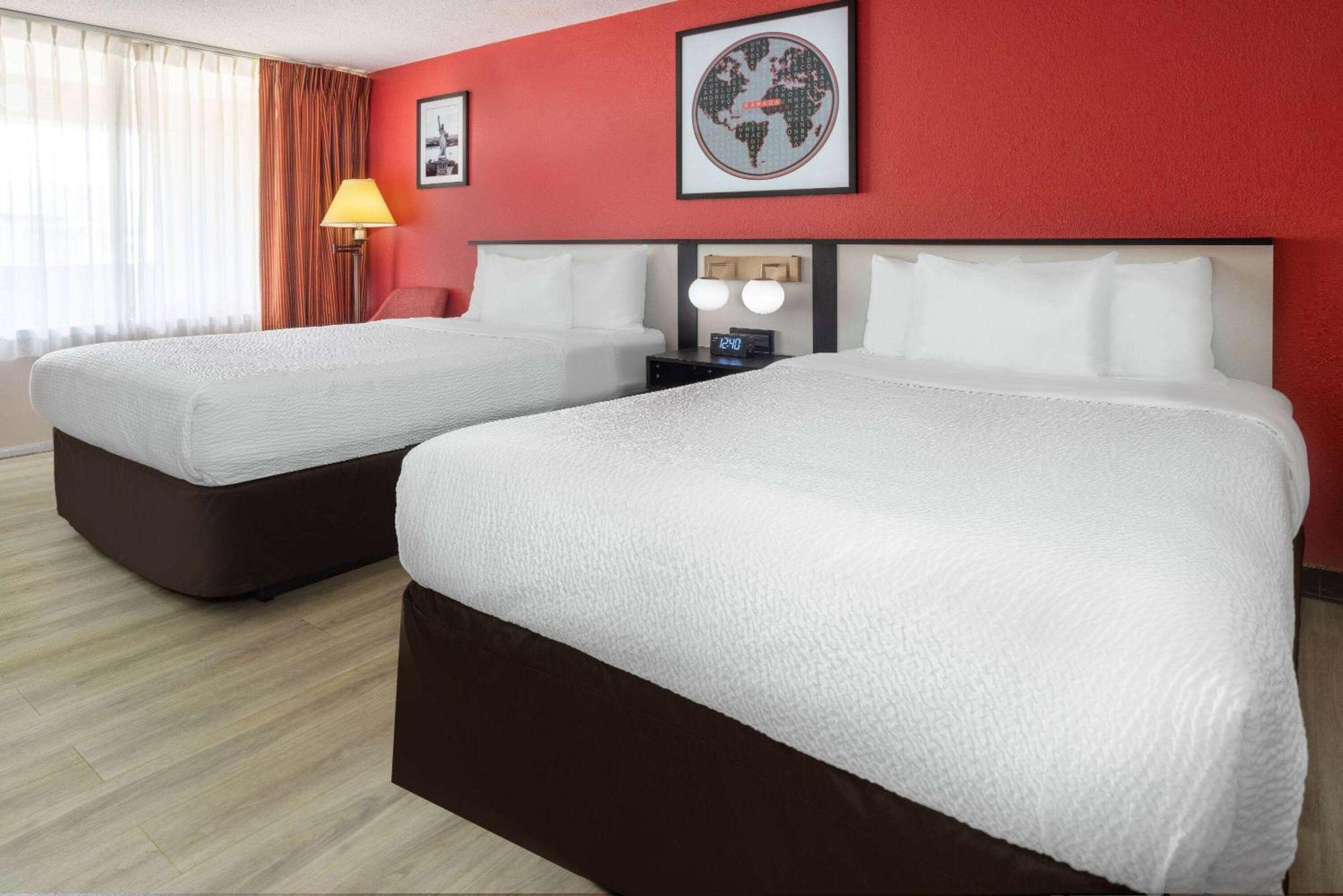 Ramada By Wyndham Rome - Verona Exteriör bild